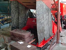 Hydraulically operated push-table pushes mold from the casting track to the shake-out